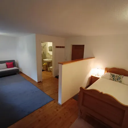 Geraeumiges Dreibettzimmer Mit Terrasse *